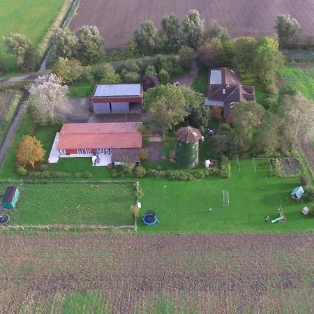 In Pilsum Mit Grossem Garten Feriehus
